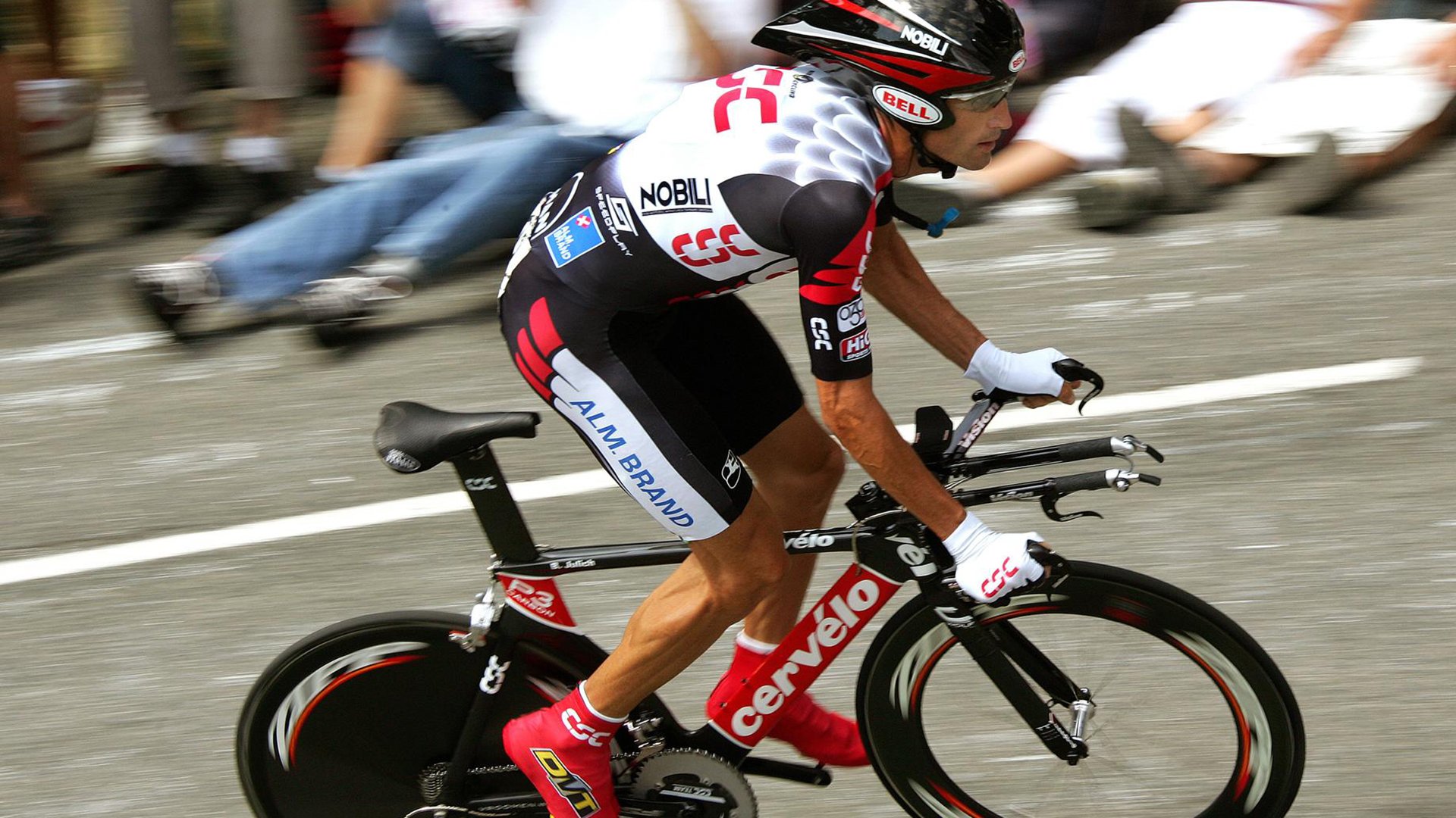 开云官方app入口-夜幕下的烈焰与孤月,当团队荣耀照亮个体统治的阴影